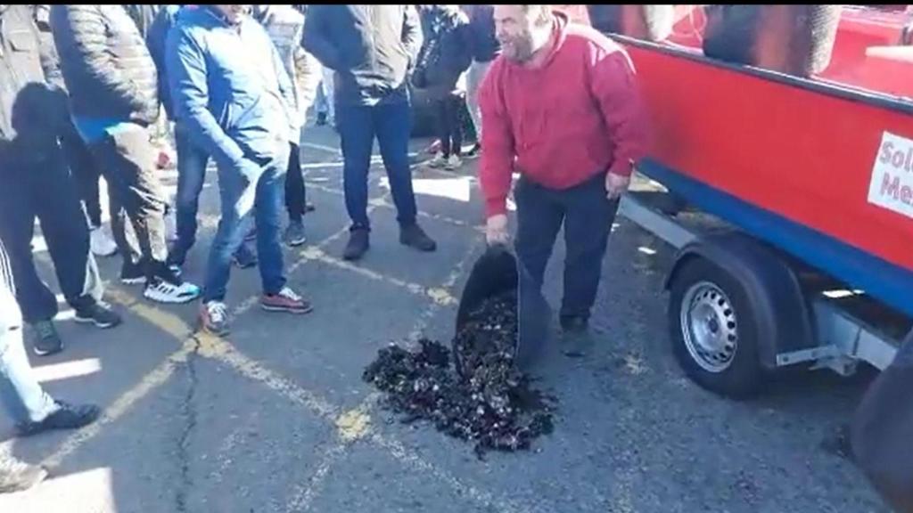 Imagen de la protesta contra las restricciones de recolección de mejilla en San Caetano