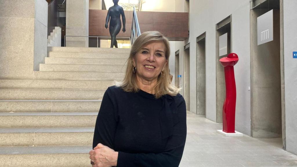 Ángeles Penas, en la entrada del Museo de Belas Artes