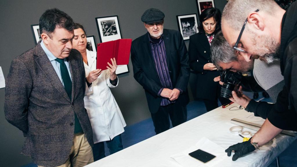 Montaje de  ‘Detrás do Espello’, con el diario de Stefan Zweig.Rocio Cibes01/03/23