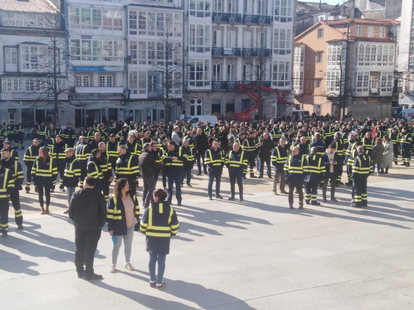 Concentración de trabajadores esta mañana en la plaza de Armas. Imagen: cedida