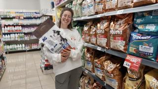 Carmen Barreiro, nutricionista veterinaria, sujetando un pienso de supermercado.