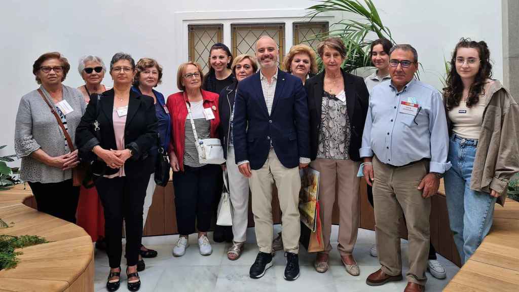 El delagado del Estado de la Zona Franca junto a varios miembros de la asociación de vecinos de O Calvario.