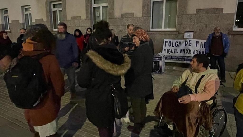 Concentración en apoyo a Miguel Anxo Abraira (a la derecha de la imagen, de azul) en A Coruña.