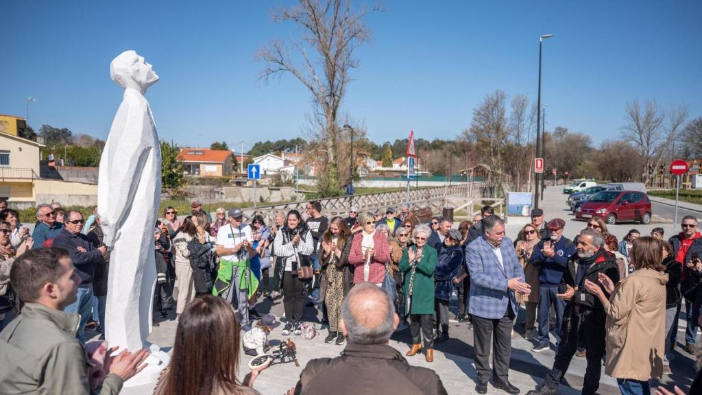 Inauguración de la estatua en honor al profesorado en Oleiros.