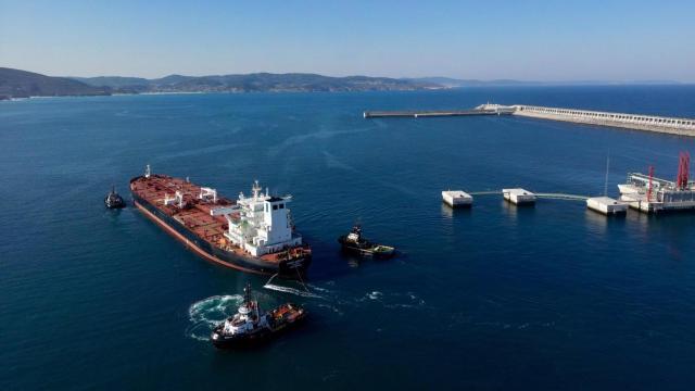 El ‘Front Ocelot’ abandona el Puerto Exterior de Punta Langosteira, en Arteixo (A Coruña).