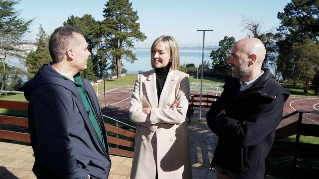 La conselleira de Política Social, Fabiola García, en el centro.