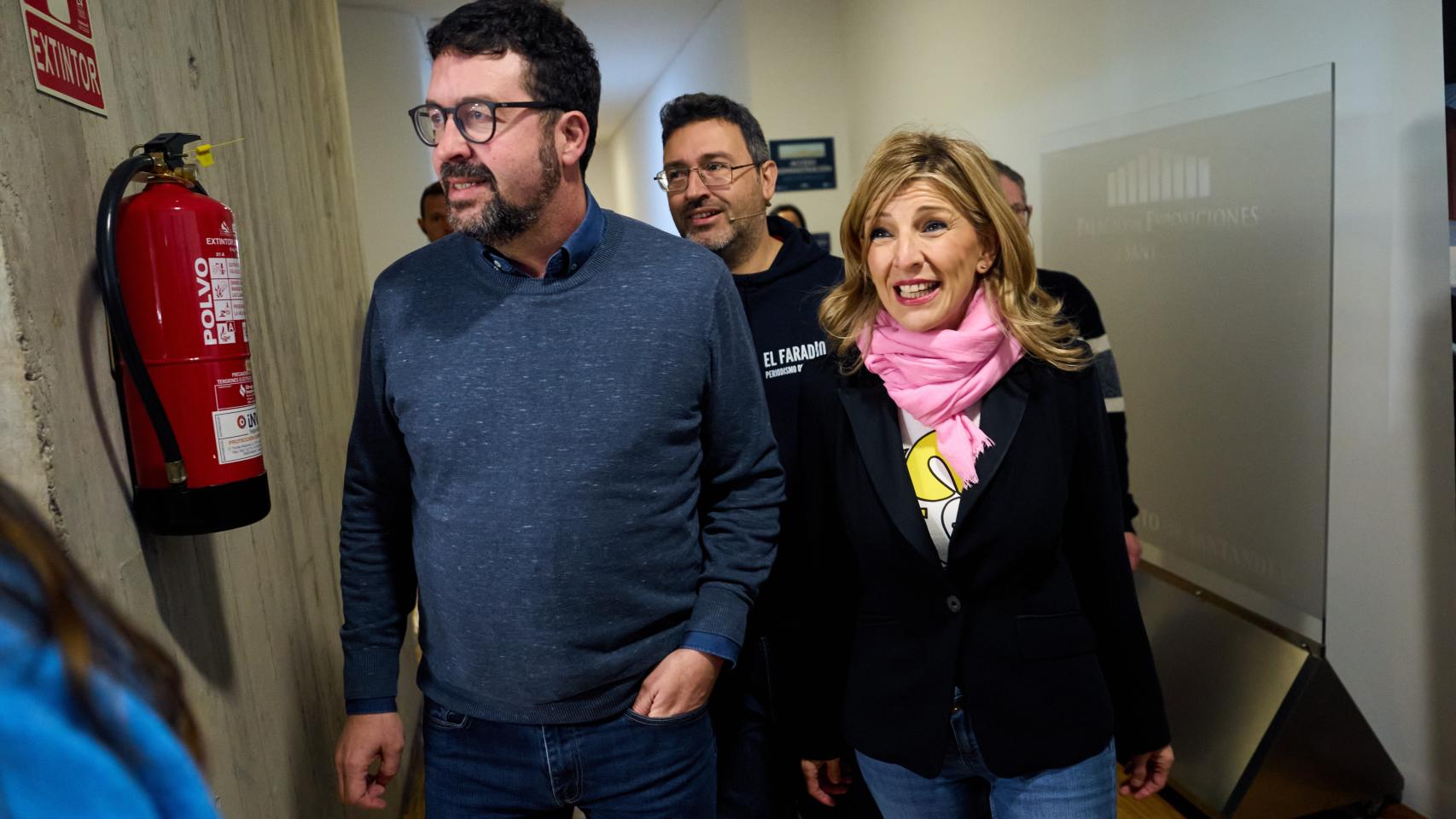 El secretario de Estado de Empleo y Economía Social, Joaquín Pérez Rey, y la vicepresidenta segunda del Gobierno y ministra de Trabajo y Economía Social, Yolanda Díaz, en un acto de Sumar, en Santander.