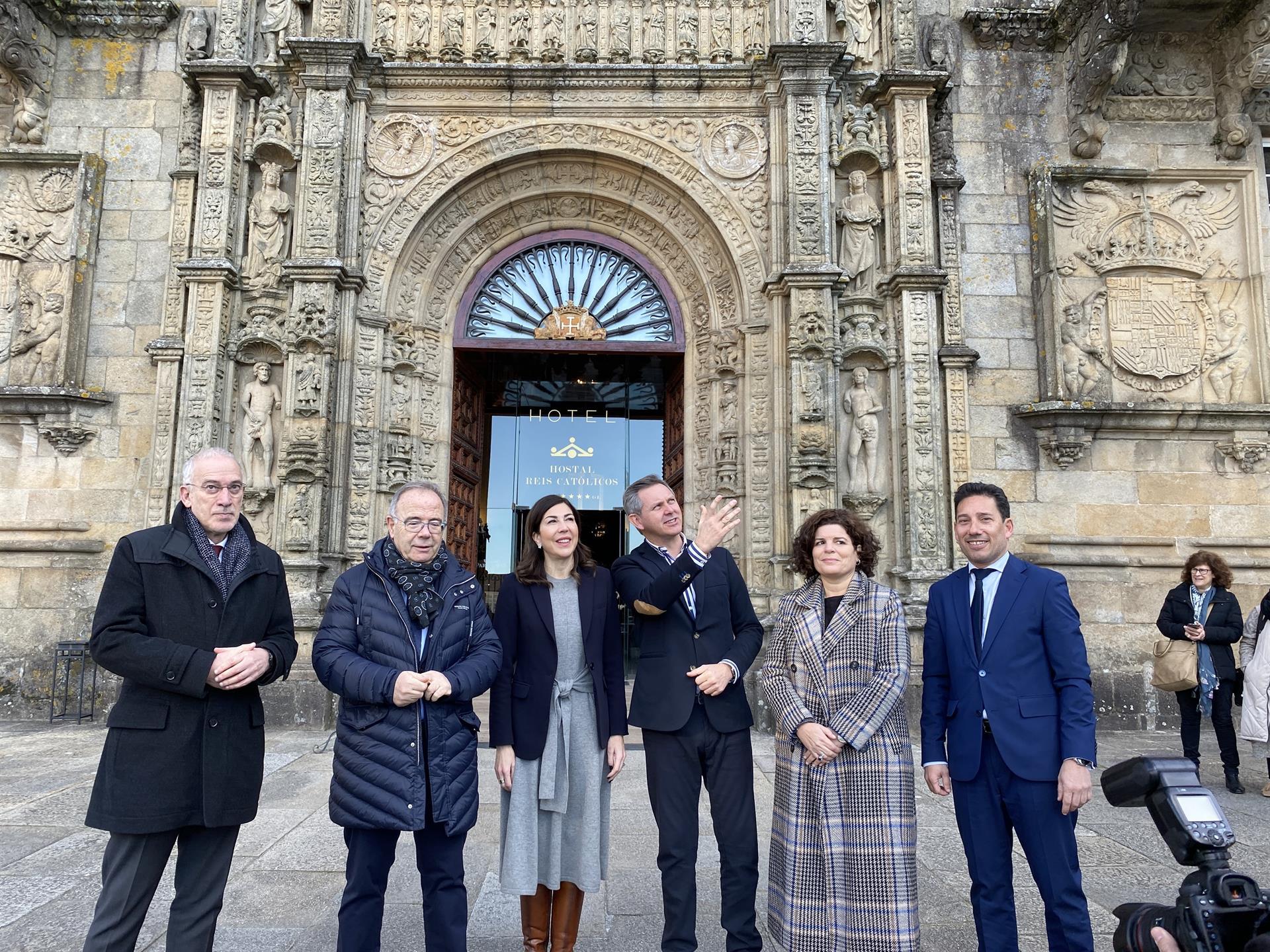 El delegado del Gobierno en Galicia, José Miñones, frente al Hostal dos Reis Católicos (Delegación del Gobierno).