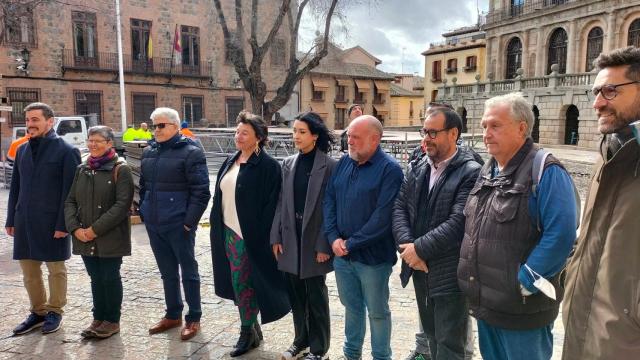 Txema Fernández e Irene Arcalá, en el centro de la foto, junto a otros dirigentes de Izquierda Unida y Podemos en Toledo.