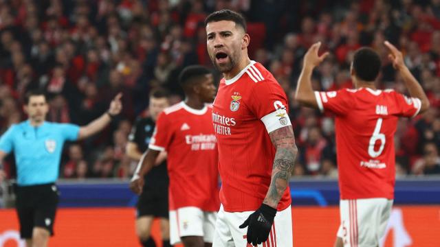 Otamendi celebra uno de los goles del Benfica.