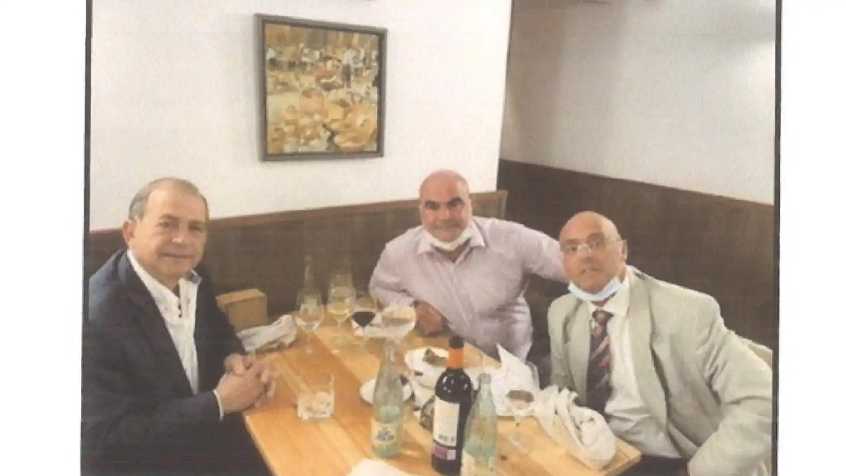 El general Espinosa Navas, en un restaurante de Madrid junto al mediador Marco Antonio Navarro Tacoronte y uno de los empresarios implicados, en una imagen del sumario.