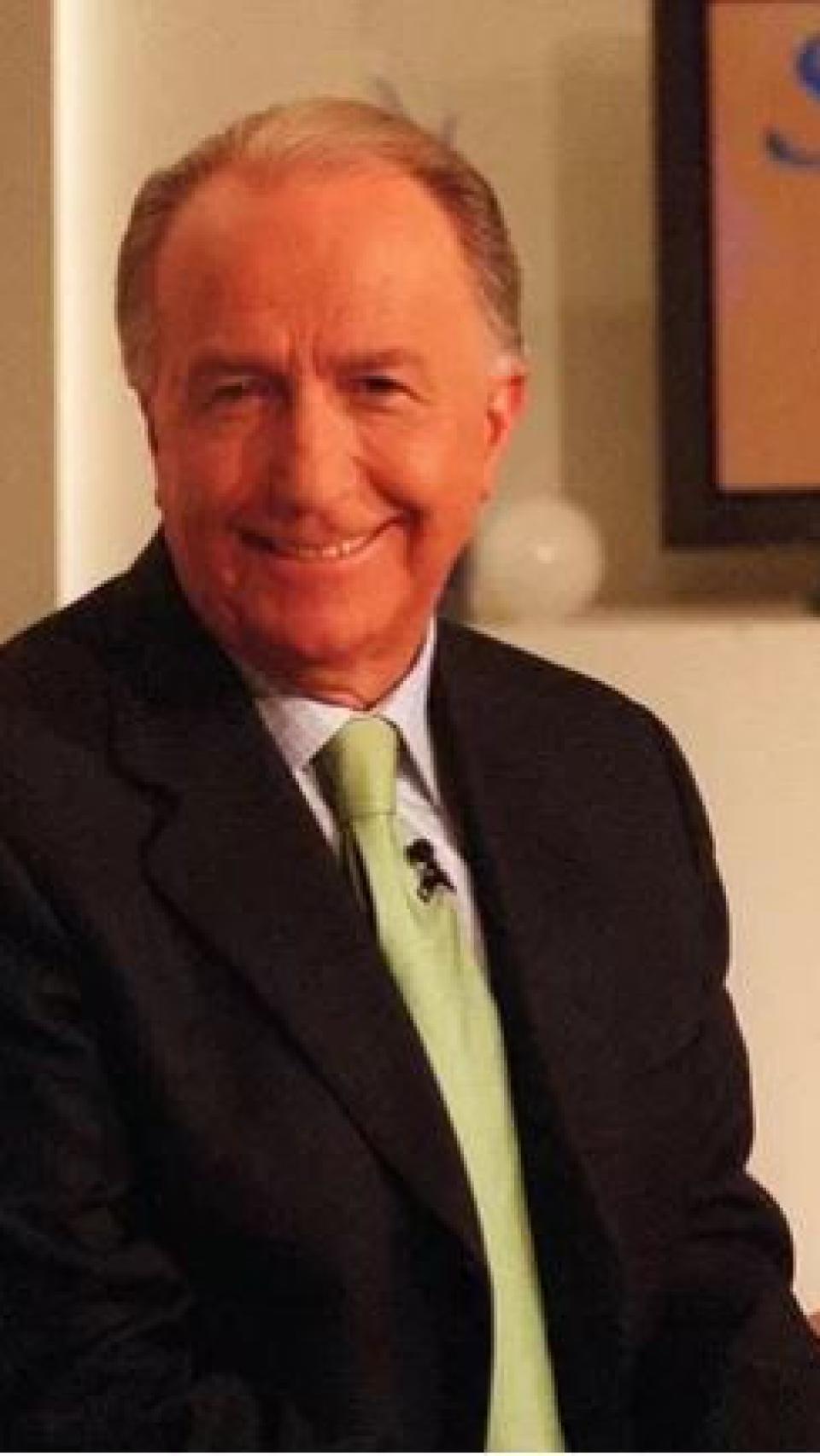 Manuel Torreiglesias posando desde el plató de 'Saber vivir'.