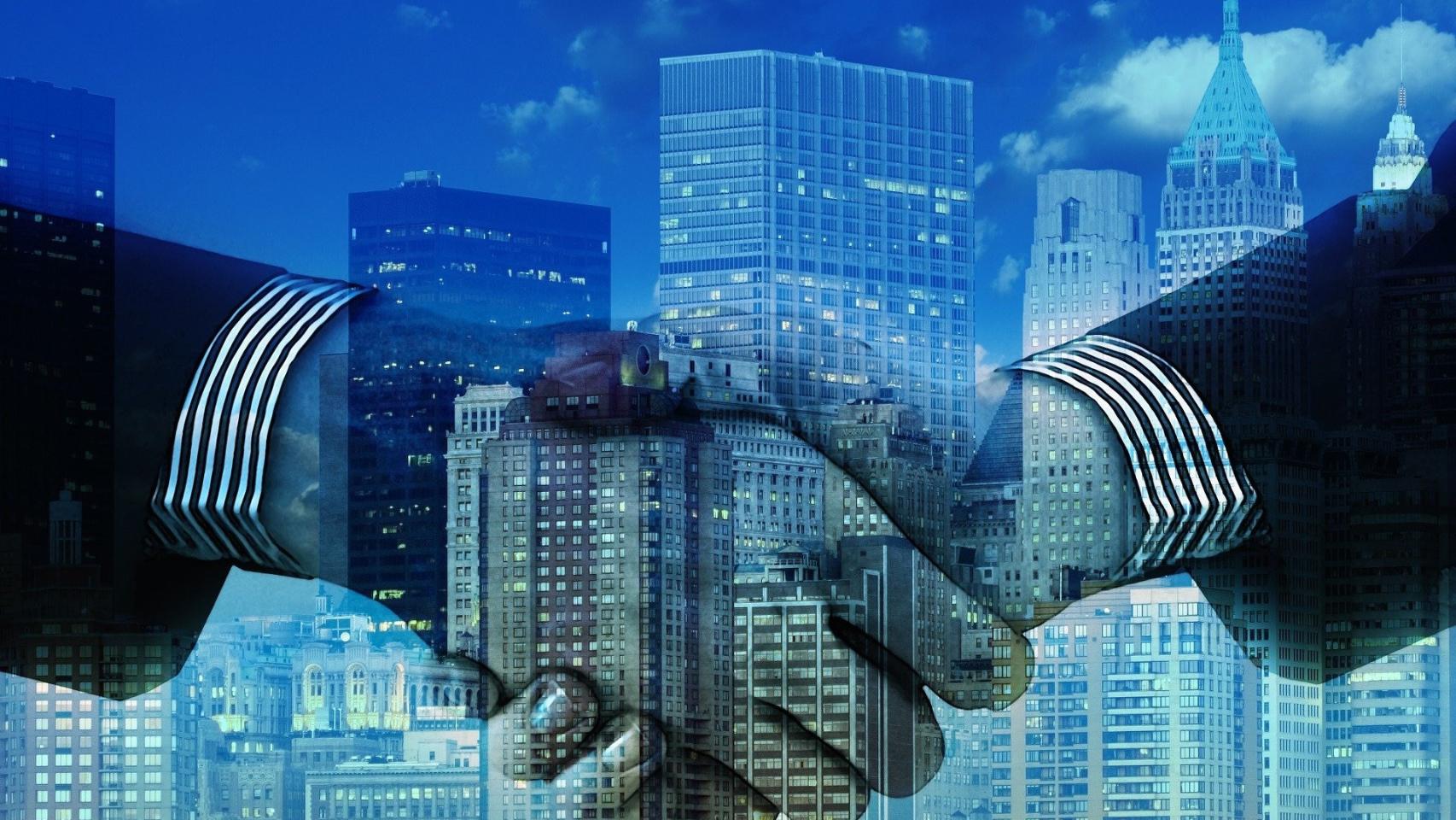 Ilustración con dos personas estrechando sus manos con varios edificios de oficinas de fondo.