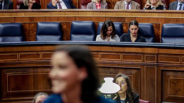 Las minitras Ione Belarra e Irene Montero, solas en el banco azul durante el debate de la reforma de la ley del sólo sí es sí.