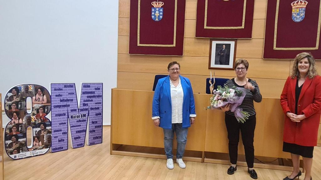 Eva Pena, en el centro, junto a la alcaldesa, Marián Ferreiro, y la edil Mar Gómez