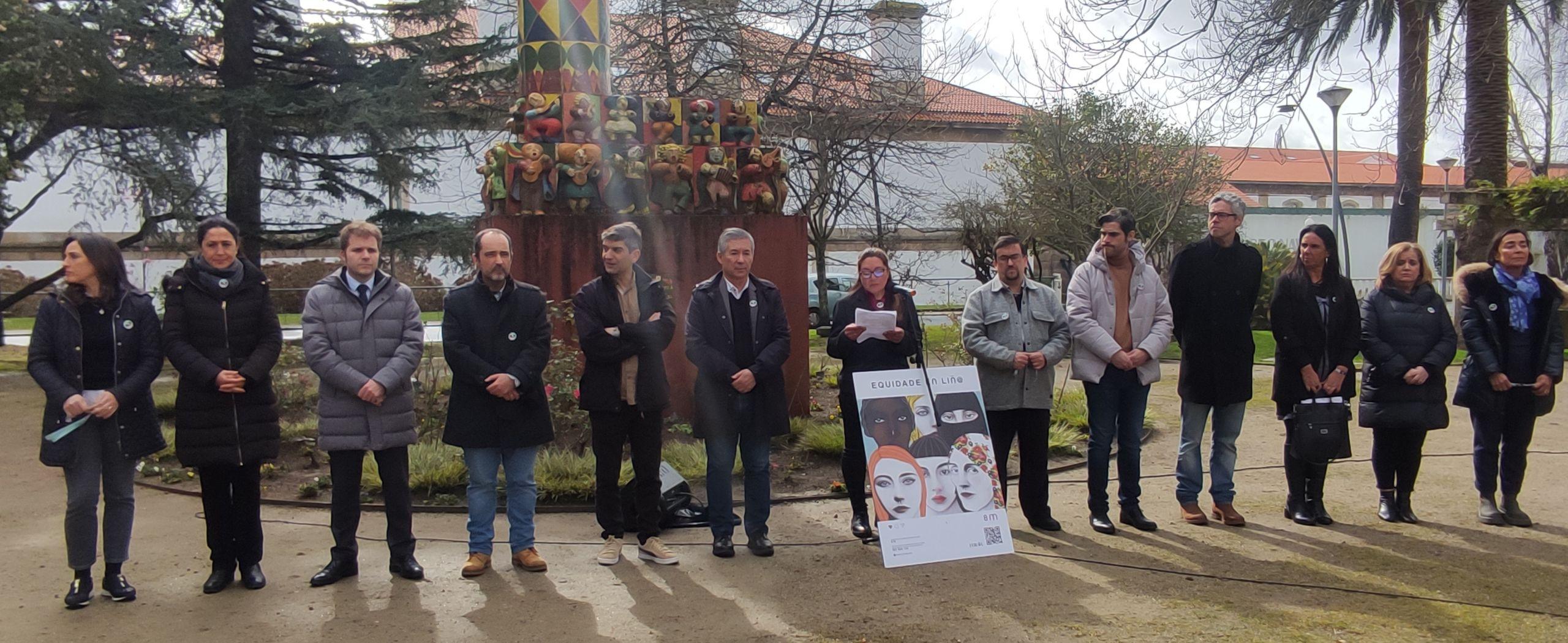 Prados leyó ante miembros de la corporación la declaración institucional. Imagen: Concello de Ferrol