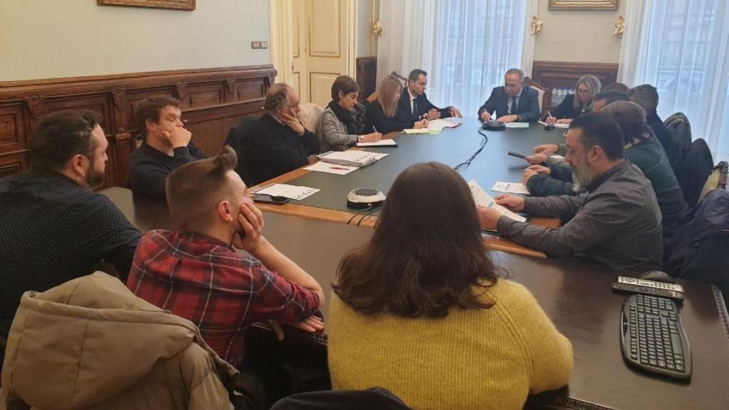 Reunión entre el gobierno local y el sector hostelero para negociar la recogida de la basura