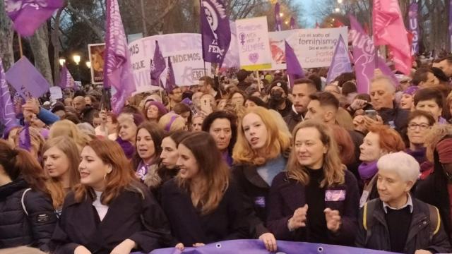 Irene Montero, junto a otras dirigentes de su Ministerio en la manifestación del 8-M del miércoles.