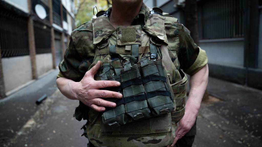 Detalle del uniforme militar y el chaleco antibalas de Juan Astray