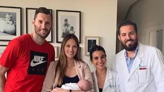 Rudy Fernández y Helen Lindes junto a Jackie y Abi.