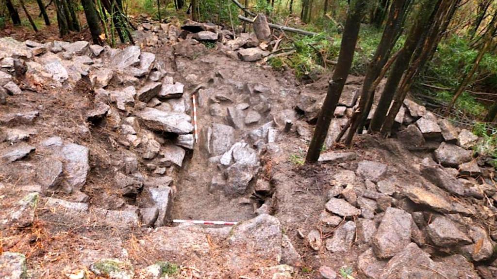 Vista, desde el este, de la torre anexa a la muralla.