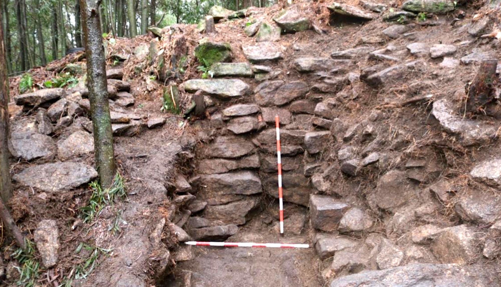 Vista, desde el oeste, del lienzo de la muralla (UE305 e UE306) y el corte vertical. Foto: Cedida