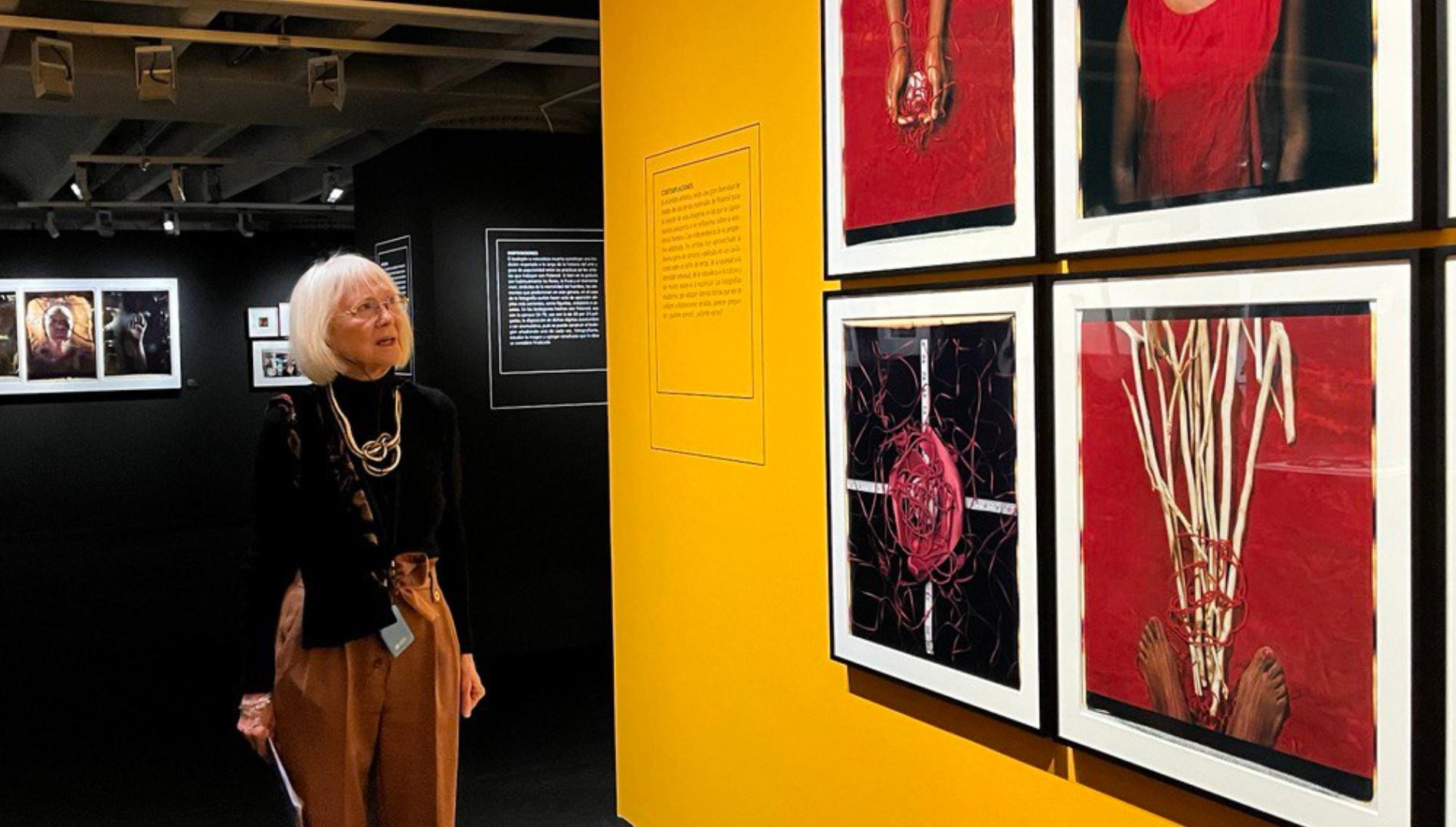 Barbara Hitchcock en la sala de la exposición