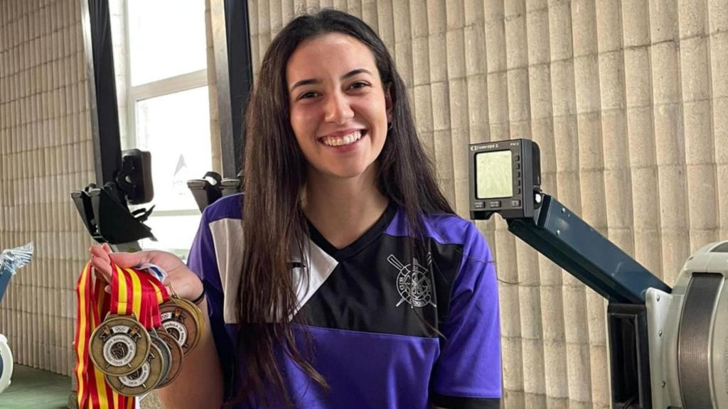 Candela posa sobre el ergómetro con las medallas de esta temporada