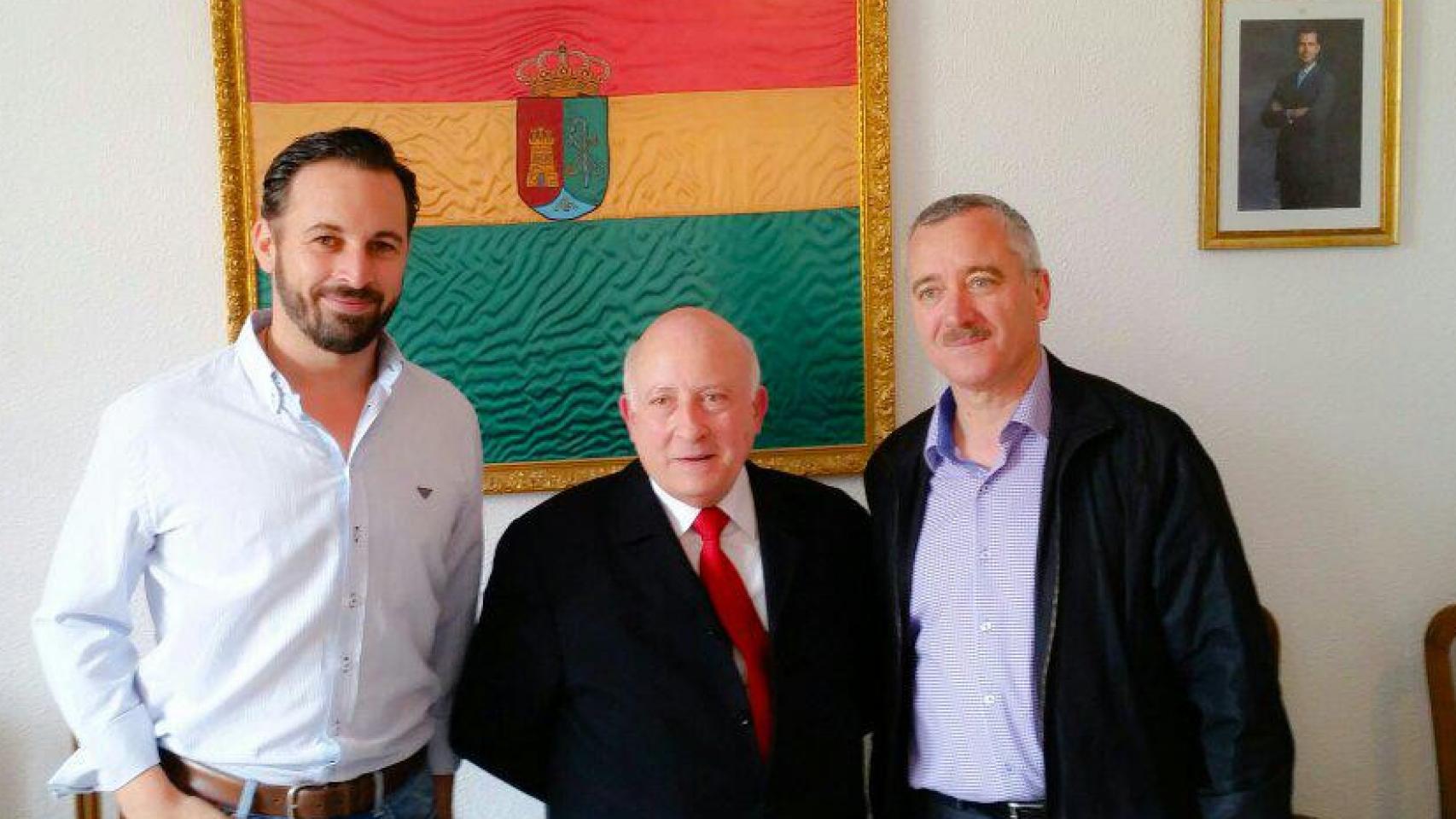 De izquierda a derecha: Abascal, el regidor Nicasio Gómez y Ortega Lara en 2015.