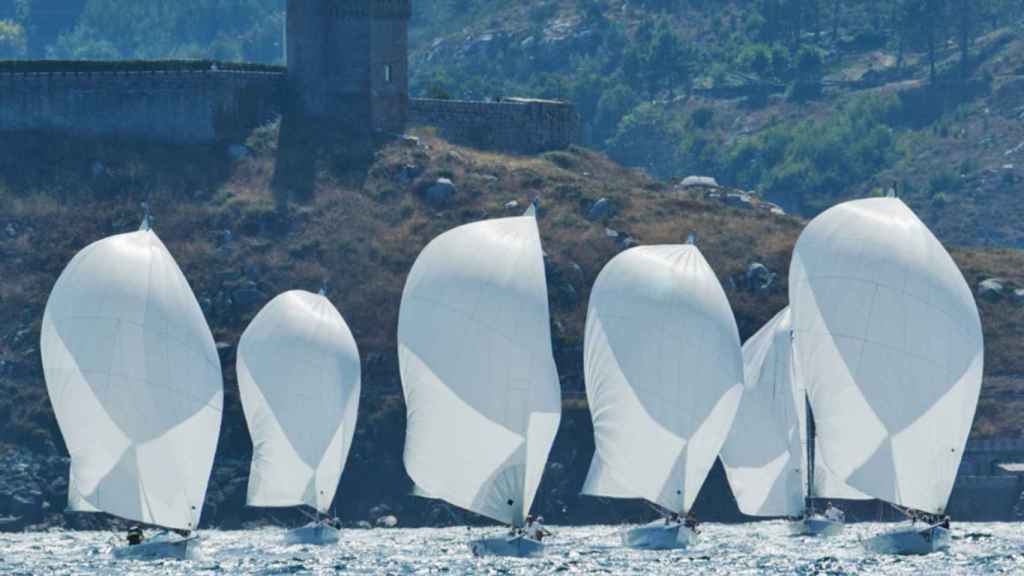 J80 frente al Parador de Baiona.