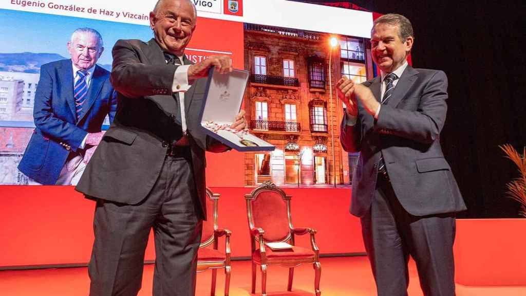 Entrega de la distinción honorífica Ciudad de Vigo a Eugenio González de Haz y Vizcaíno.