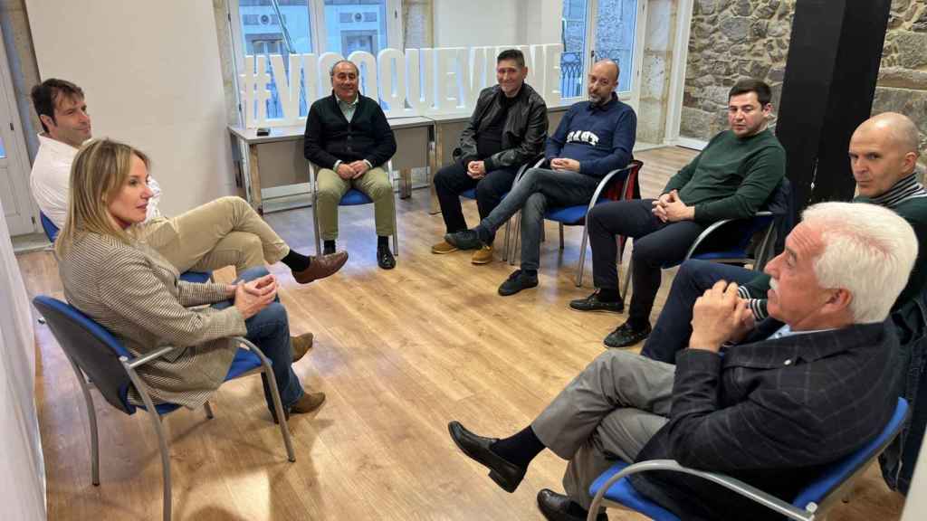 Reunión con representantes del ámbito de la movilidad viguesa con la presidenta del PP local.