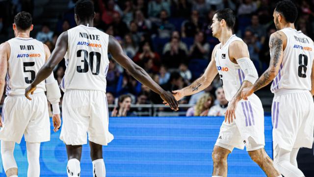Piña del Real Madrid de Baloncesto ante Bilbao Basket en la Liga Endesa 2022/2023