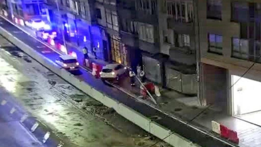 Un vehículo tira varias farolas en el desvío de Sol y Mar en Oleiros (A Coruña)