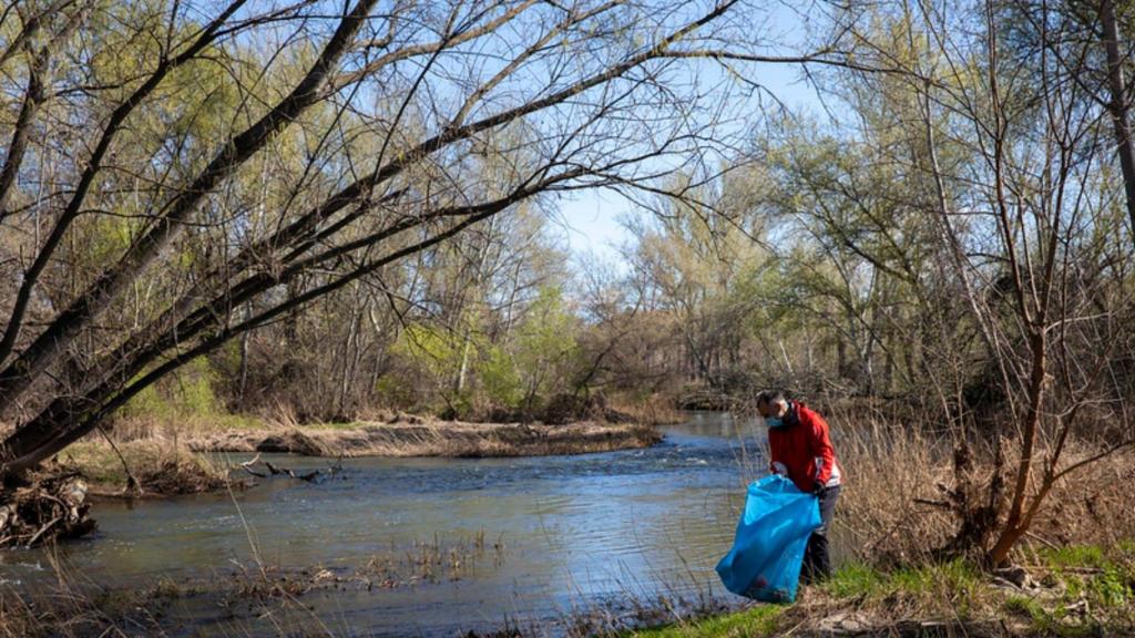 Varios entornos fluviales de Galicia dentro de una campaña de retirada de basuraleza