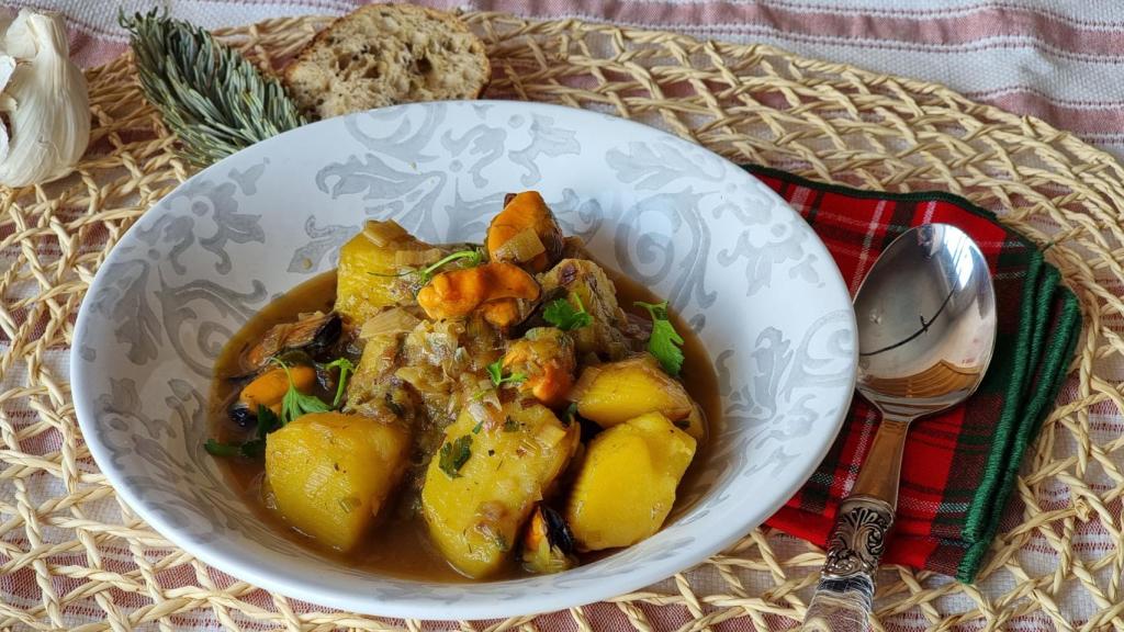Patatas a la marinera con mejillones, sabor a mar en un guiso fácil