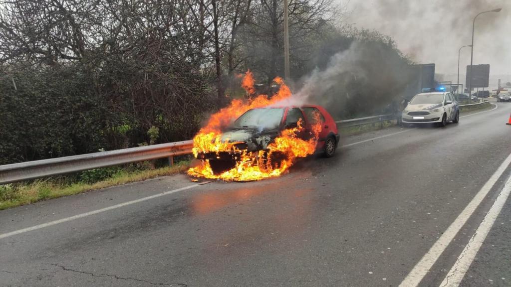 Coche ardiendo esta mañana en Cambre (A Coruña)