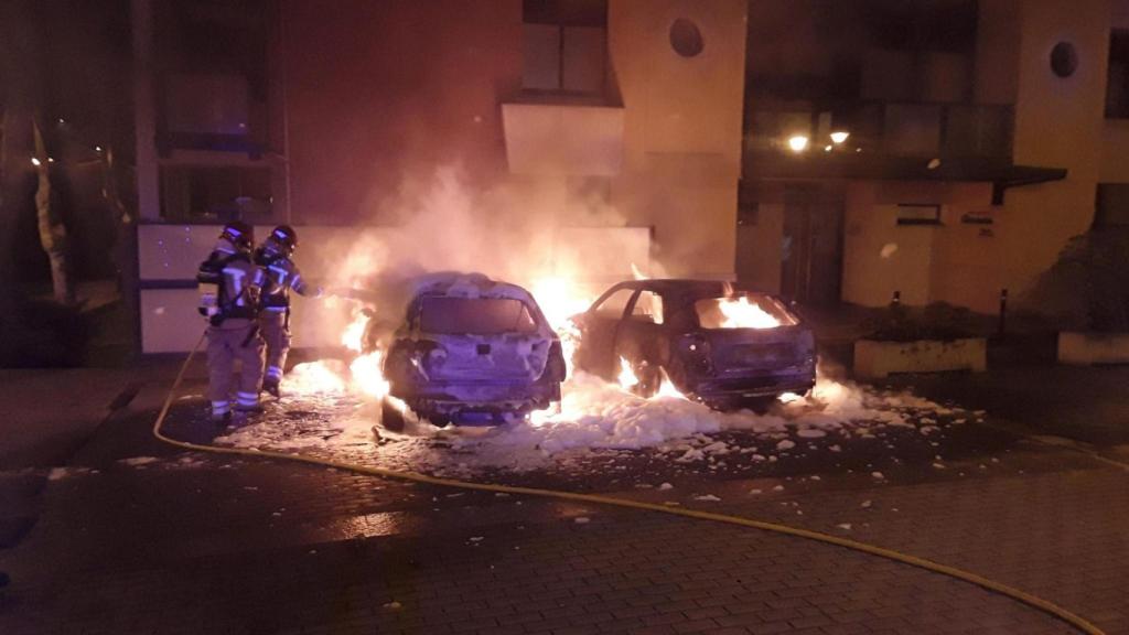 Coches ardiendo en Santa Cristina.