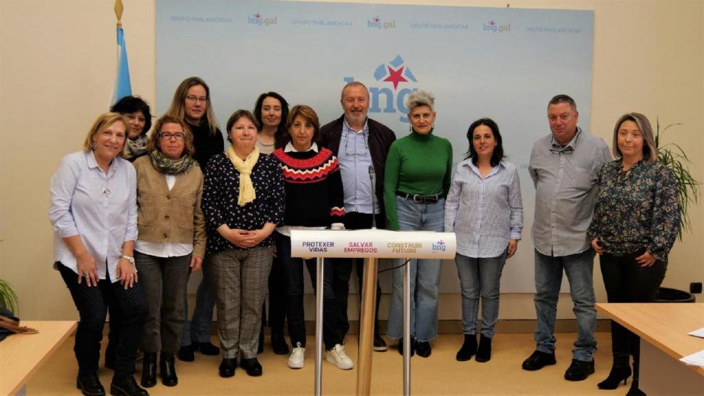 Reunión de representantes de la CIG-Saúde y trabajadores del Abente y Lago con la diputada del BNG Mercedes Queixas.