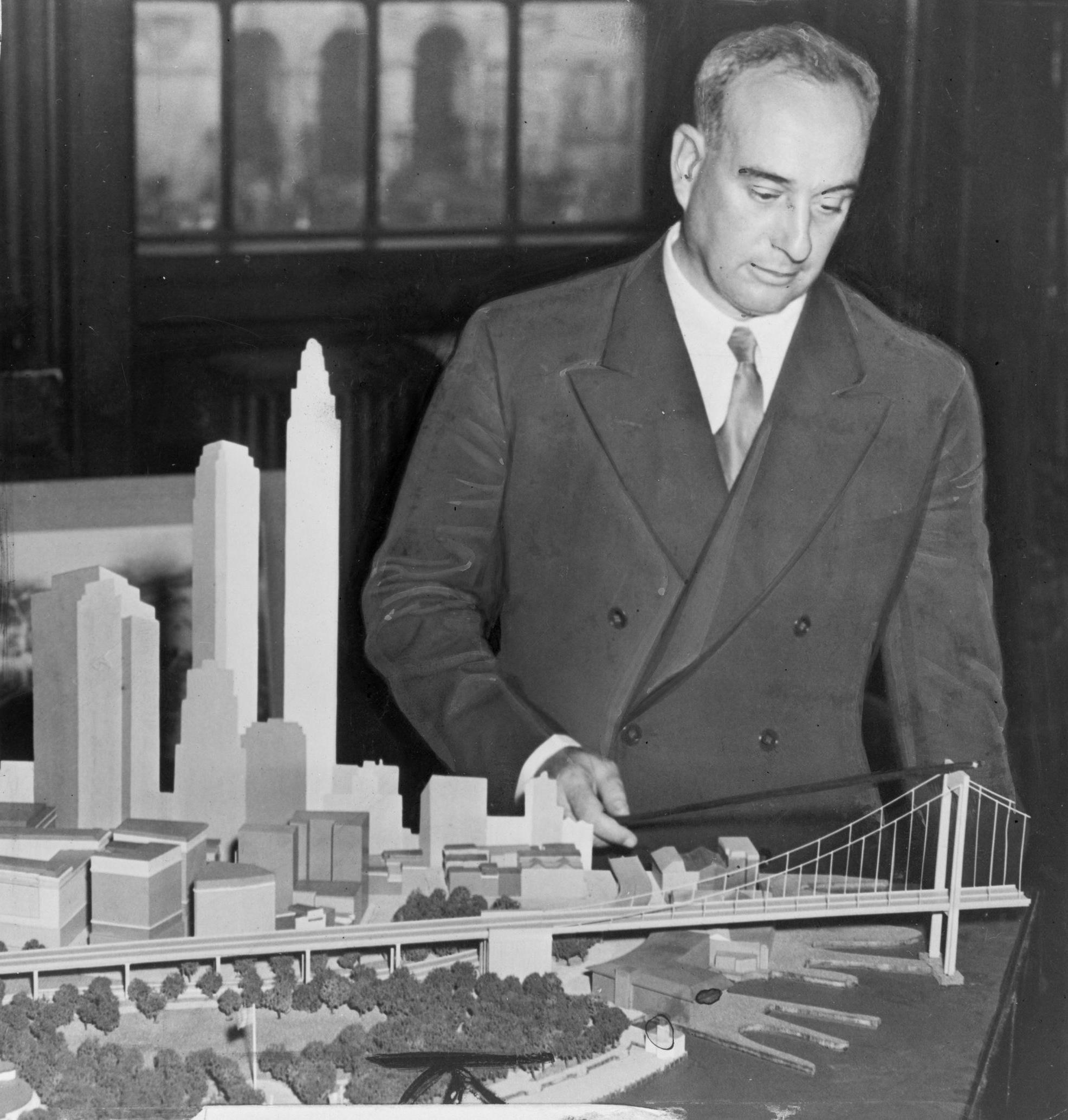 Robert Moses con la maqueta del Battery Bridge, via wikimedia commons