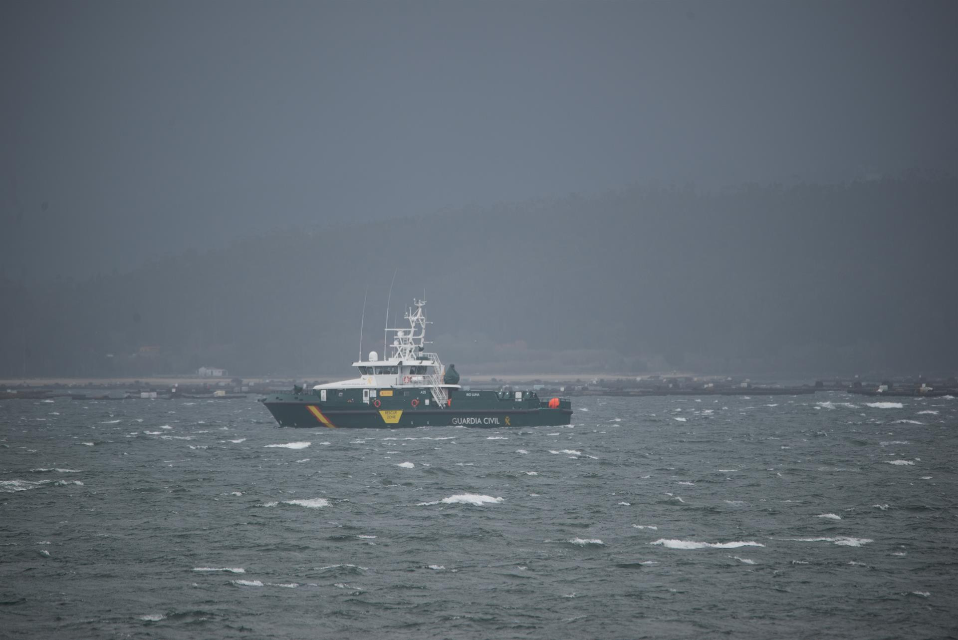 Patrullera de la Guardia Civil en la zona donde se ha localizado el sumergible. Foto: Gustavo de la Paz-EP