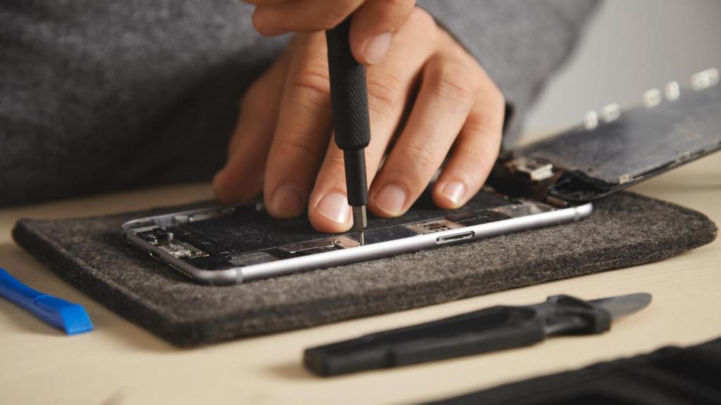 Técnico repara un teléfono móvil.