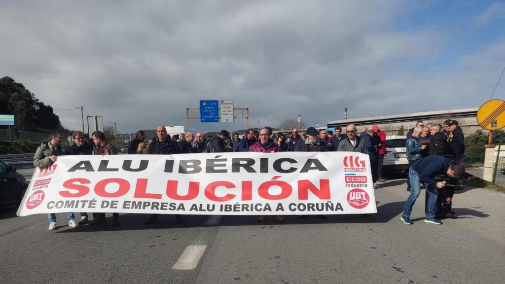 Extrabajadores de Alu Ibérica en una foto de archivo