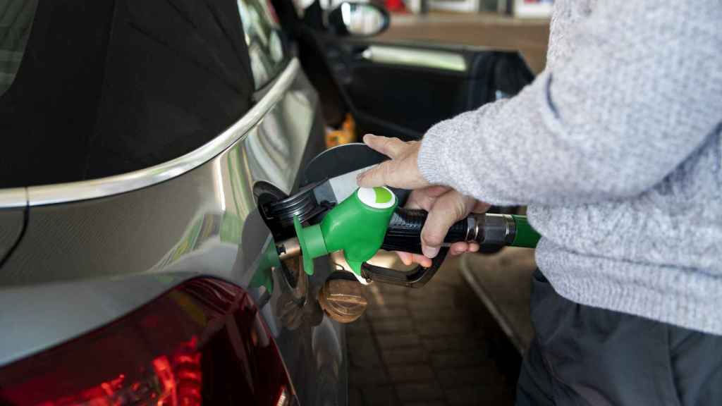 Joven repostando gasolina.