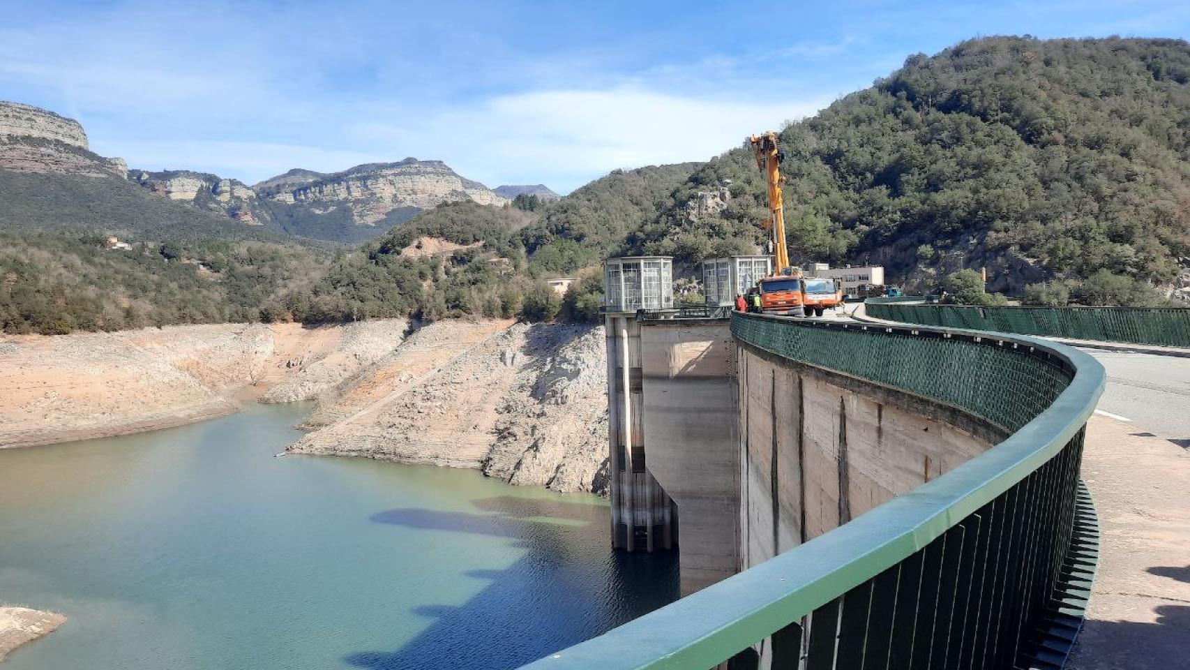 El operativo en el embalse de Sau, en Cataluña, para preservar la calidad del agua.