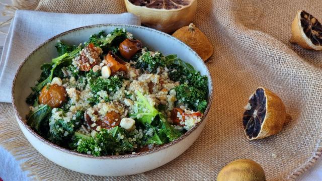Quinoa con kale, tomates asados y aliño de frutos secos, una ensalada nutritiva como plato único