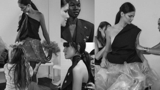 María Lafuente, probando en las modelos las prendas masculinas reconvertidas en femeninas.