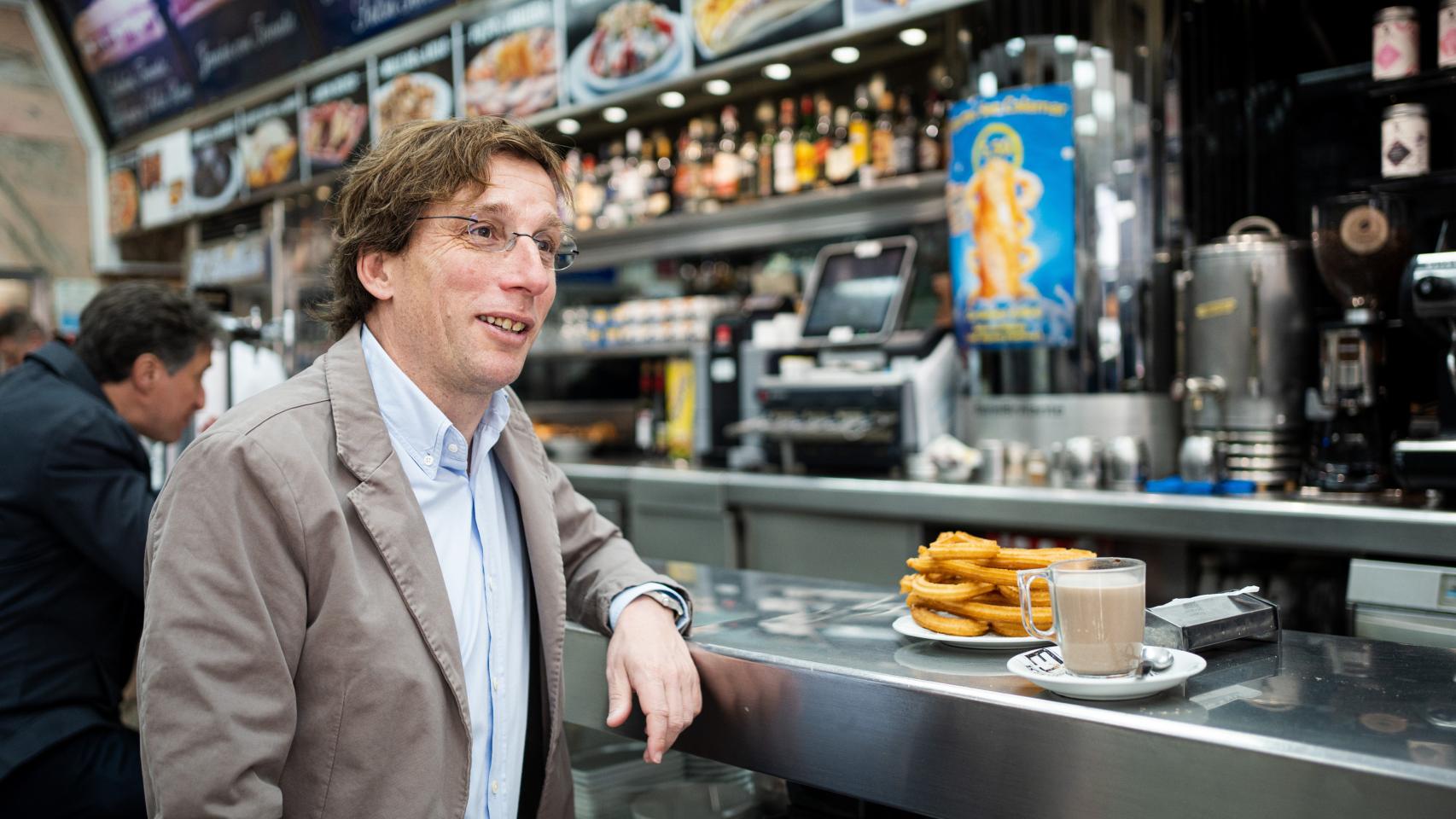 Almeida desayunando churros con Cola Cao en el Brillante, frente a Atocha.