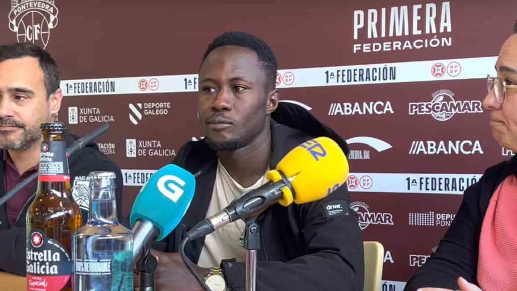 Libasse Guèye durante la rueda de prensa con el director deportivo del Pontevedra CF, Marcos del Río.