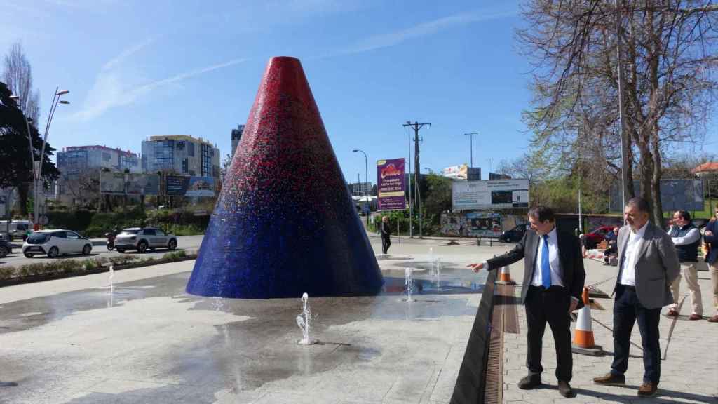Abel Caballero visita la fuente del volcán de Coia.